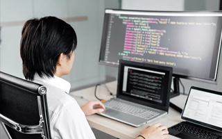 岑溪 ,php声明和调用变量的符号是什么？